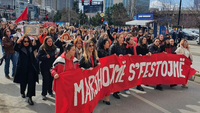 Aktivist:innen demonstrieren am Weltfrauentag im Kosovo unter dem Motto "Wir marschieren, wir feiern nicht"